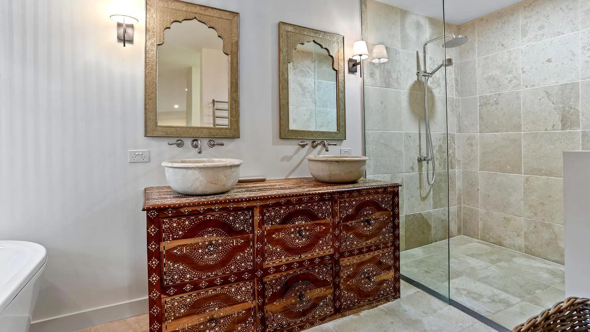 Dual-Living Amongst The Rainforest, Little Cove Noosa Heads Holiday home